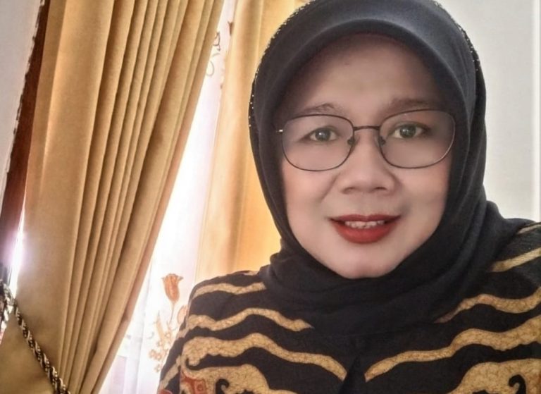 Dr. Iin Ratna Sumirat SH. M.Hum