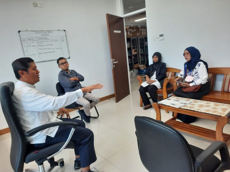 Perwakilan BAPPEDA Kabupaten Pandegelang Kunjungi LP2M UIN SMH Banten