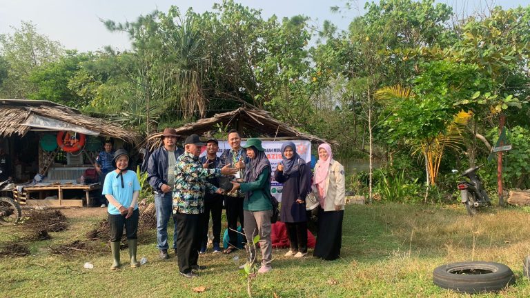 Pengabdian kepada Masyarakat: Akhiri KUKERTA dengan Menanam Seribu Mangrove di Kecamatan Malingping, Kabupaten Lebak