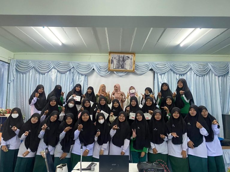 Mahasiswa KUKERTA Kolaborasi Internasional UIN SMH Banten Perkenalkan Budaya Indonesia di Thailand