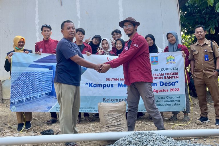 SAY NO TO BABS!  KUKERTA Kelompok 35 Desa Cisimeut Memberikan Bantuan Stimulan Jamban Sehat
